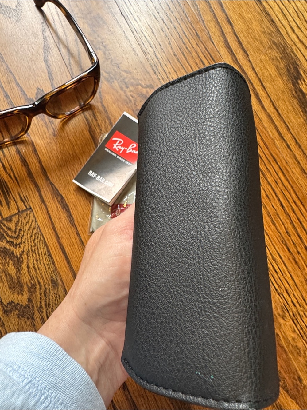 Like New Ray-Ban Brown Tortoiseshell Wayfarer Sunglasses - Picture 10 of 11